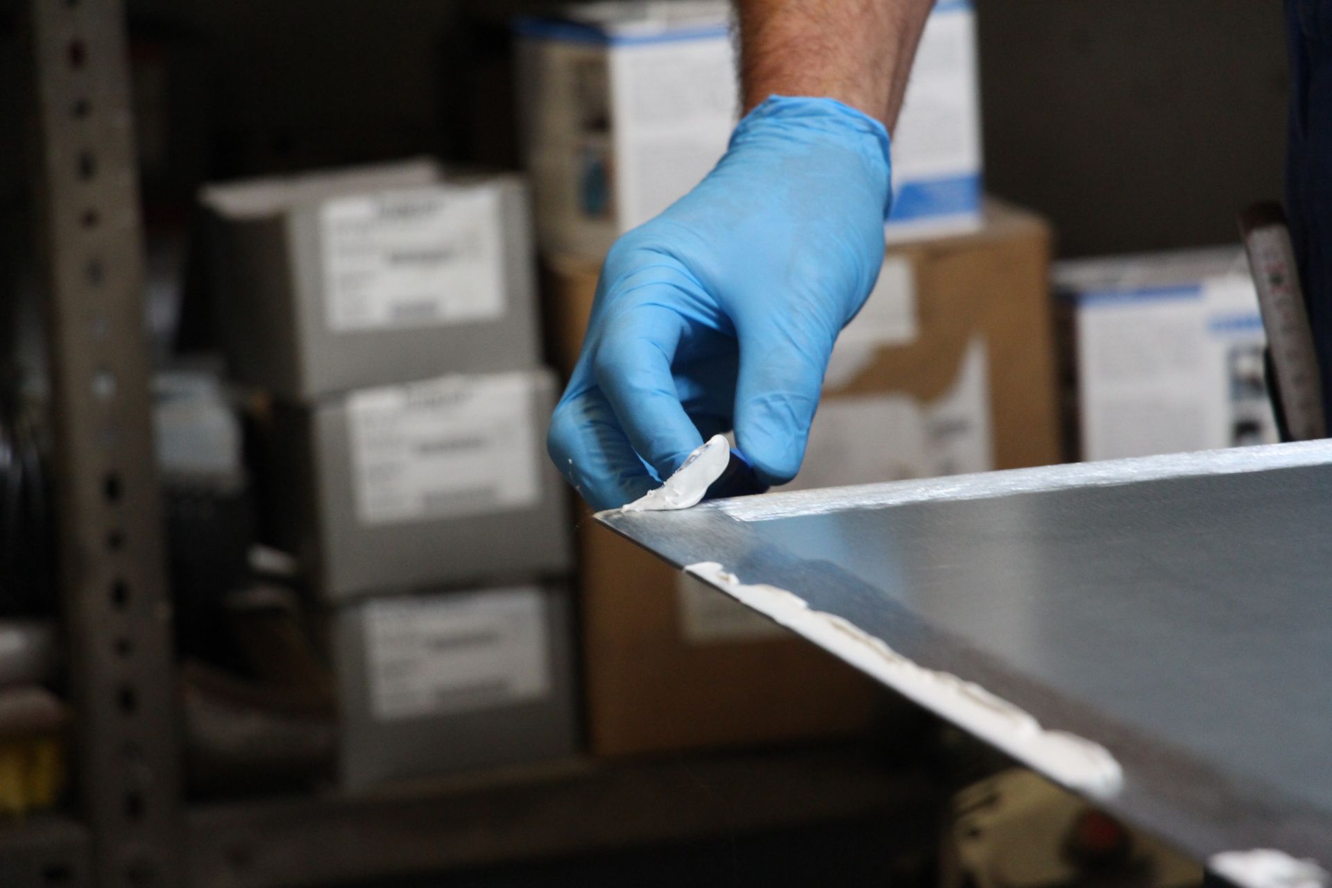 thi công lớp phủ epoxy ceramic bảo vệ bề mặt kim loại